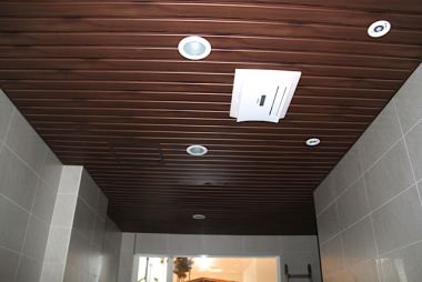 另有木紋色鋁板可供選擇，室內浴室或潮溼水氣多的空間適用。
