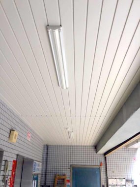 騎樓戶外天花板施工案例：經久耐用、耐腐蝕、材質穩定不變形。
