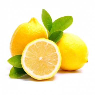 檸檬原產於印度，在第五世紀未才被引進到意大利，之後就從意大利開始蔓延到地中海沿岸，採收檸檬精油最好是在果實成熟果皮變黃的時候，這樣香氣才會明顯濃郁，未成熟的檸檬果皮是深綠色的，而且香氣較淡。一公斤的檸檬精油大約要壓榨三千個果皮才可萃取得到；精油呈淡黃綠色，有新鮮強勁的檸檬的香氣。[世琳美容院(用品批發補給站)]